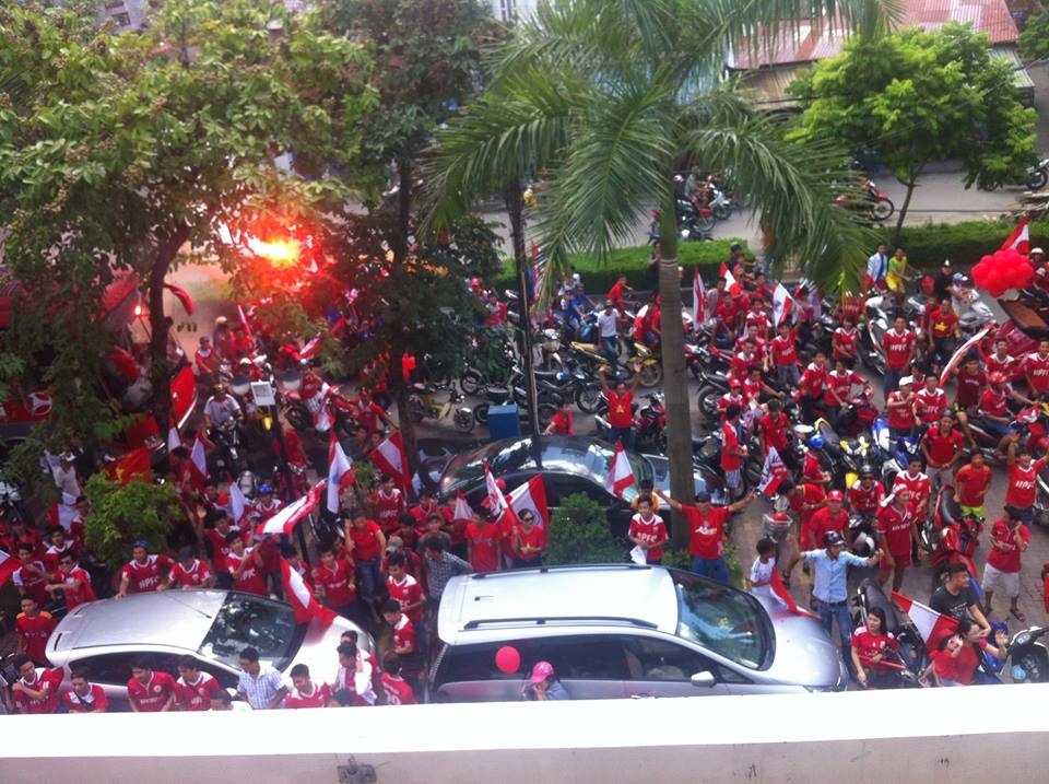 Đoàn diễu hành tập trung tại cửa khách sạn nơi thầy trò HLV Dylan Kerr đóng quân.