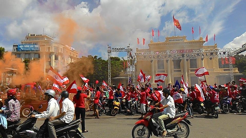 Fan Hai Phong quay tung truoc tran chung ket Cup QG hinh anh