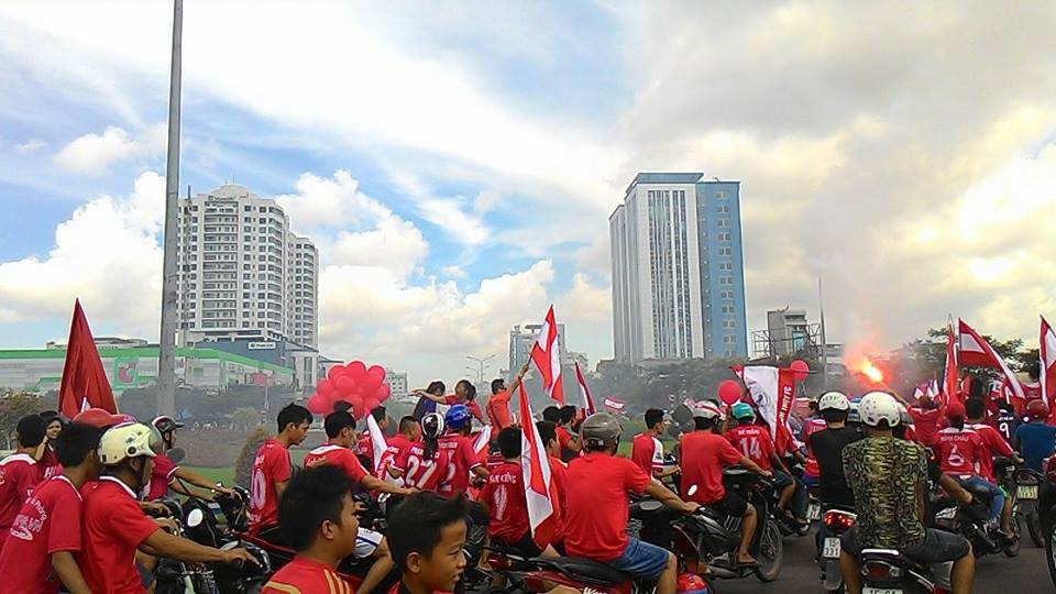 Cuộc diễu hành cổ động bắt đầu.