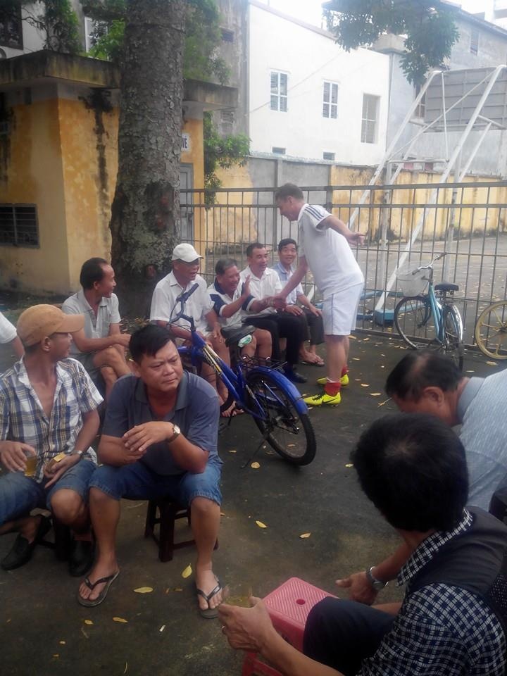 Đó cũng có thể xem là lời chào tạm biệt của nhà cầm quân người Anh. Một ngày trước trận đấu, sau buổi tập cùng Hải Phòng, HLV Dylan Kerr ra bắt tay tạm biệt từng cổ động viên bên ngoài sân Lạch Tray.