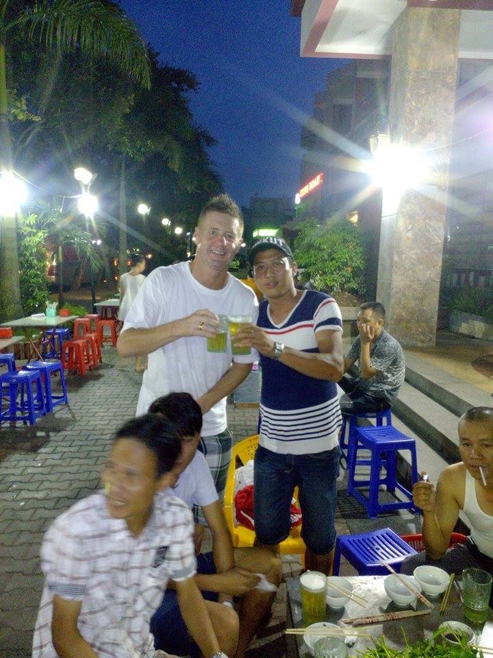 Ở Hải Phòng, HLV Dylan Kerr rất được các cổ động viên quý mến bởi phong cách giản dị và cởi mở của ông.