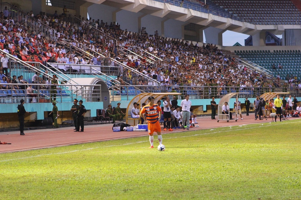 Chỉ ít phút sau, Văn Quyến được tung vào sân với kỳ vọng sẽ tạo ra sự đột biến