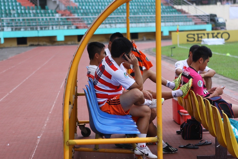 Van Quyen dien thoai cho vo truoc gio thi dau hinh anh