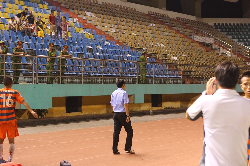 Bầu Trường lững thững đi đôi dép lê ra về.