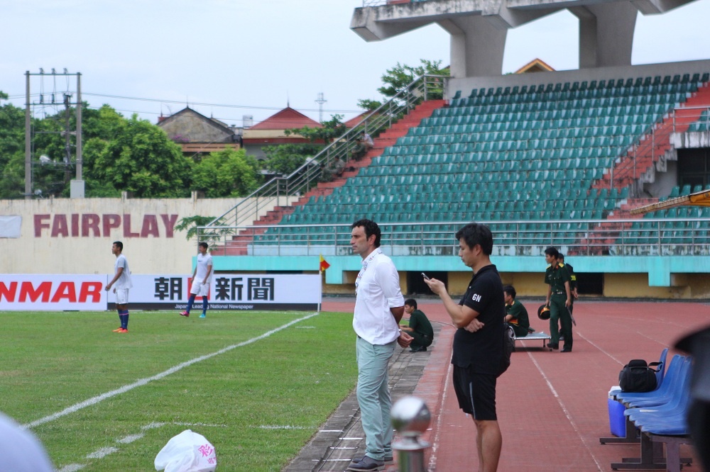 Trước giờ thi đấu, trong khi HLV Jose Monila của Kitchee tỏ ra khá căng thẳng