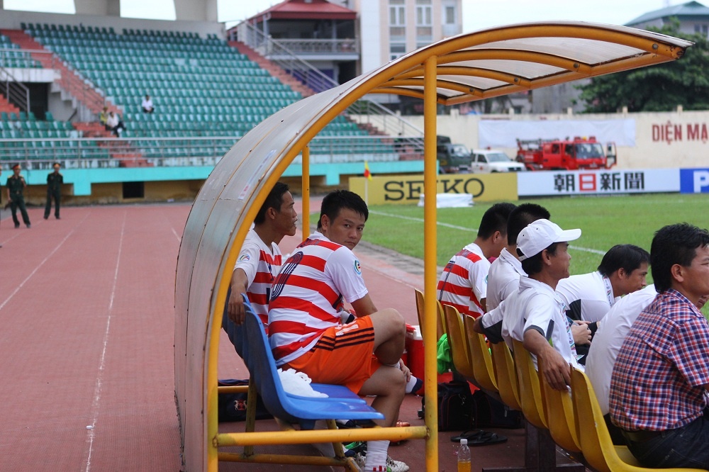 Văn Quyến ngồi dự bị và tiền đạo xứ Nghệ tỏ ra khá buồn.