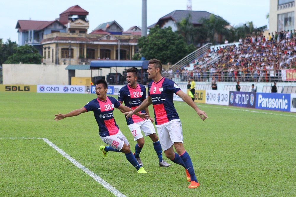 Trong khi phải vào lưới nhặt bóng 4 lần. Bàn thua thứ 4 của Ninh Bình xuất phát từ một pha ra lố của thủ môn Bửu Ngọc