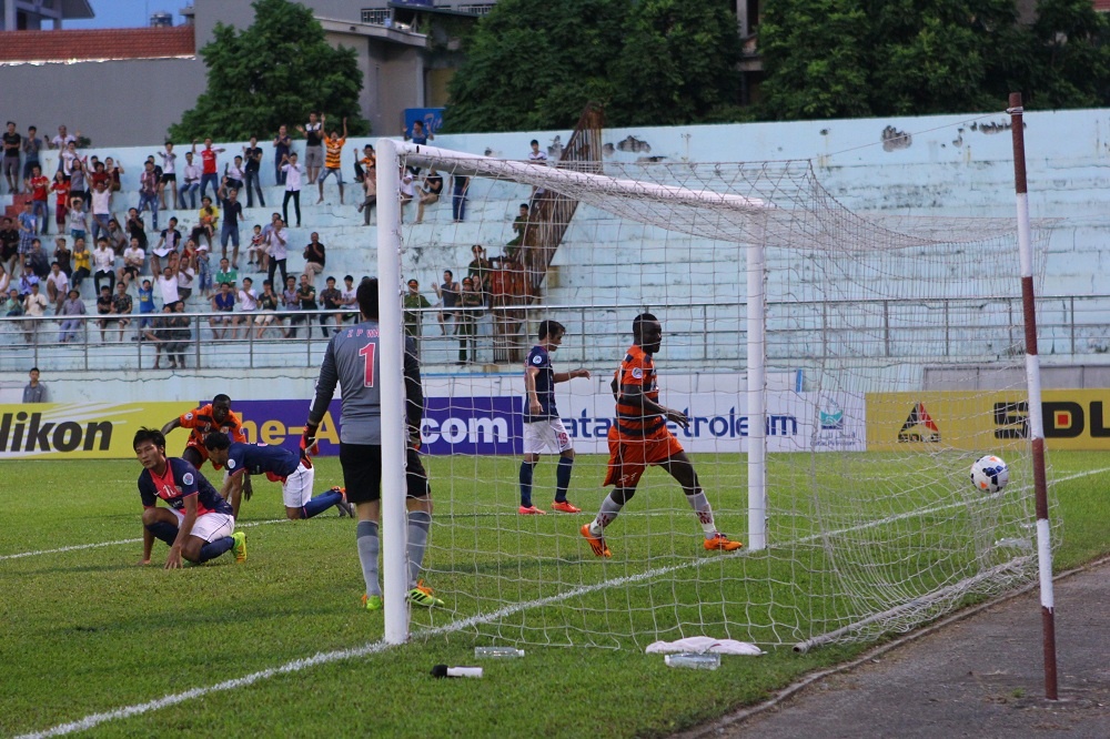 Đội bóng cố đô Hoa Lư chỉ có được 2 bàn thắng nhờ công của Suleiman và Văn Thắng trong khi phải 4 lần vào lưới nhặt bóng.