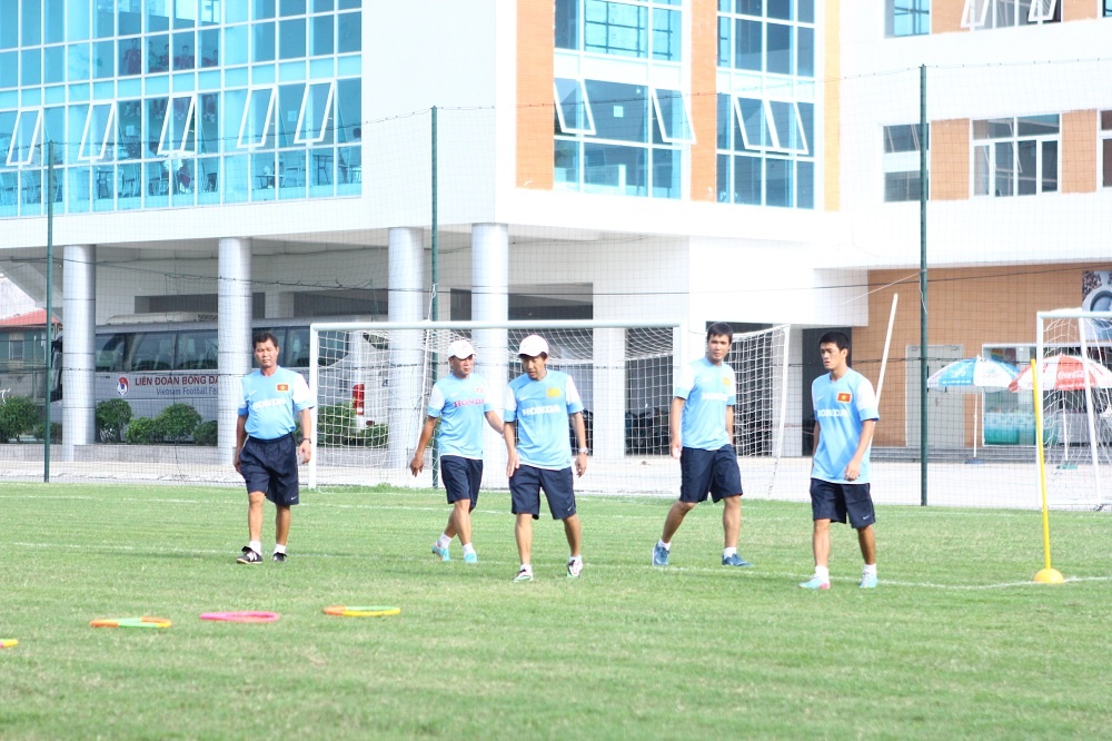 HLV Miura cùng các trợ lý có mặt trước buổi tập chiều khoảng 30 phút để sắp xếp thiết bị luyện tập