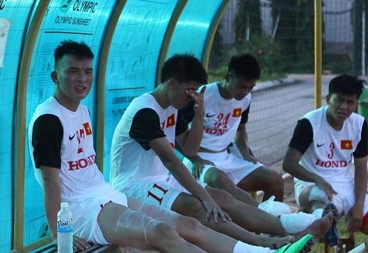 Buổi tập kết thúc bằng việc 4 cầu thủ phải chườm đá vì căng cơ.