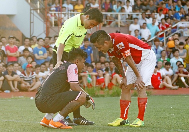 Cầu thủ cháy hết mình trong sân còn khán giả ngồi bệt sát 