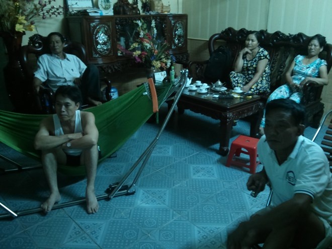 Bà con hàng xom sang xem và chia vui với gia đình Tuấn Anh