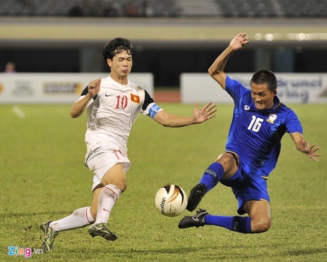 Một pha vào bóng bằng gầm giày như thế này tại V.League có thể kết thúc sự nghiệp của một cầu thủ trẻ.