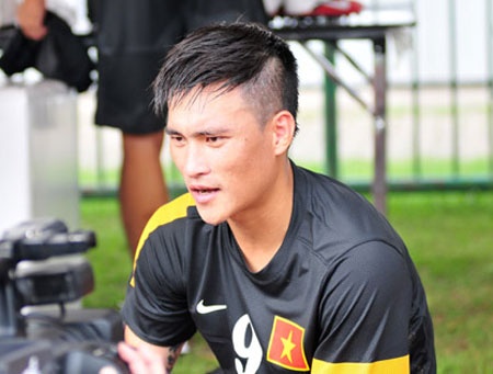 Công Vinh có dạo cũng cạo và để mái lệch. Nhưng kiểu đầu này có vẻ không hợp lắm với anh.