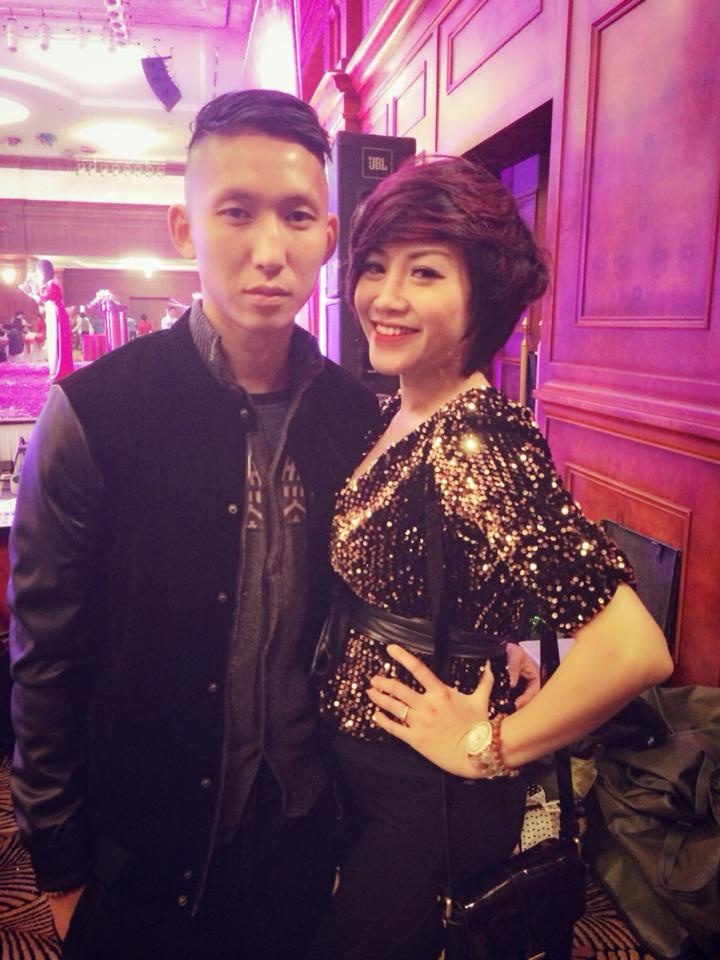 Xuân Tú còn cạo trắng cả 2 bên và để chỏm.