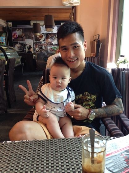 Hậu vệ Quốc Long nổi tiếng với những hình xăm và kiểu tóc cầu kỳ.