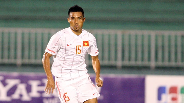 Đá trung vệ nhưng Đình Luật cũng thích làm dáng giống ngôi sao tấn công người Bồ Đào Nha.