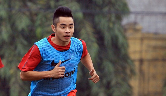 Xuân Hùng cũng cạo trắng 2 bên và để chỏm.