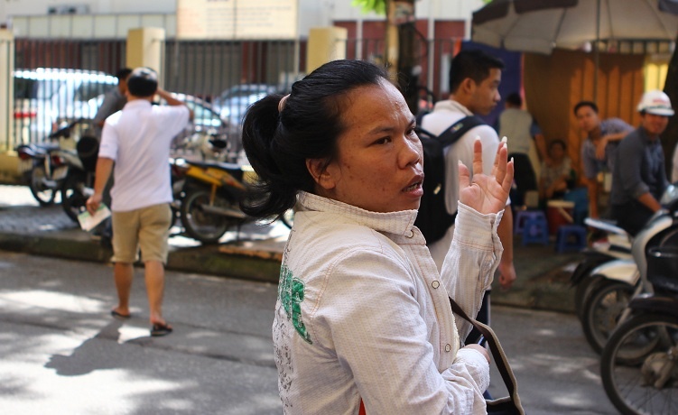 Chỉ sau ít phút, nhân viên bán vé của VFF vội vàng ôm túi chạy khỏi bàn vì khán giả quá đông.
