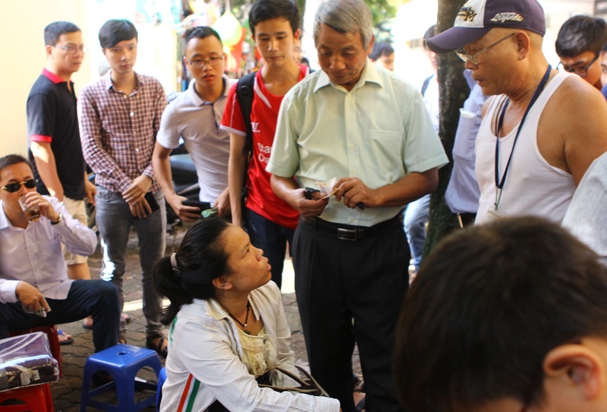 Điều đó khiến những khán giả như bác Hoàng Văn Đính cảm thấy bức xúc và tranh cãi với nhân viên bán vé của VFF. Nhưng chị này trả lời là không thể giải quyết bức xúc của bác.