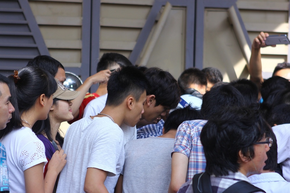 Nhưng do ban tổ chức chỉ bố trí một nhân viên bán vé nên cảnh chen chúc, lộn xộn đã xảy ra