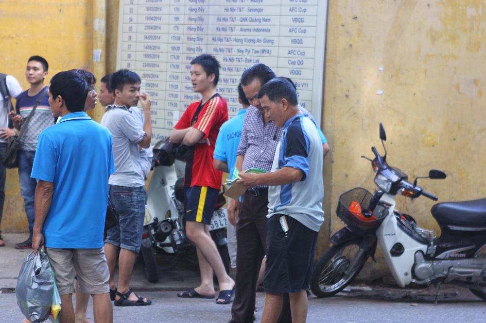 Trong khi muốn mua vé với giá gốc của VFF thì khó khăn như vậy, điều khán giả cảm thấy khó hiểu là vé chợ đen lại được chào bán nhan nhản.