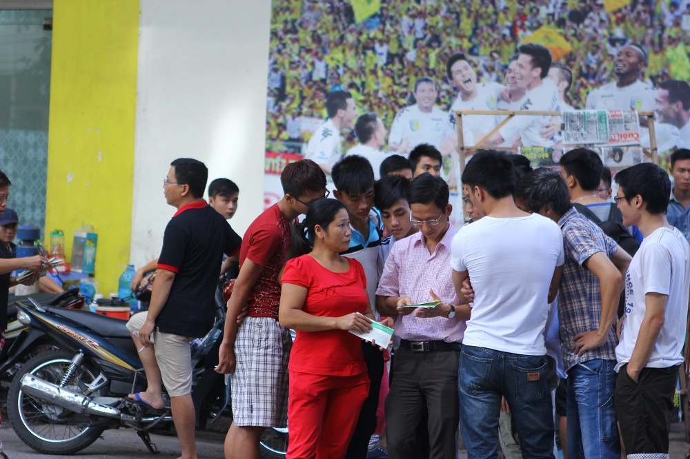 Các phe vé ai cũng cầm một tệp dầy cộm.