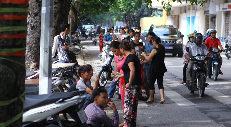 Họ thoải mái chào bán quanh sân Hàng Đẫy. Theo tìm hiểu của phóng viên, 