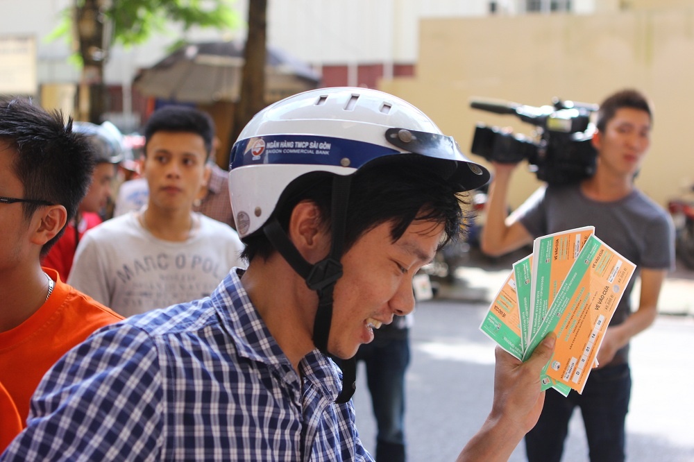 Nên khi lấy được tấm vé ai cũng thở phào.