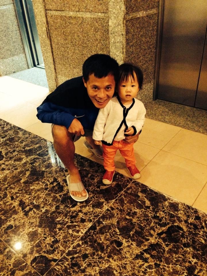 Thành Lương cũng hết sức chiều chuộng cô con gái bé bỏng.