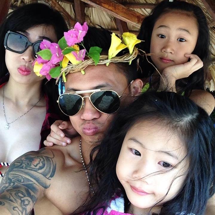 Trung vệ Ngô Anh Tuấn khoe vợ và con gái theo phong cách 