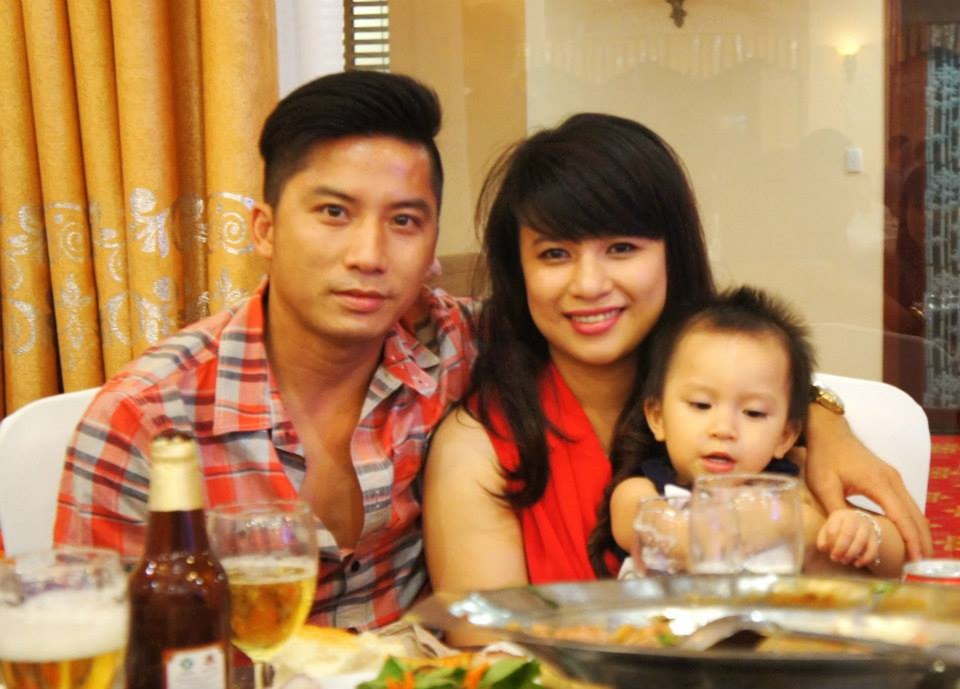 Ông bố trẻ Võ Duy Nam trông rất đẹp trai bên cạnh bà xã và cô công chúa nhỏ.