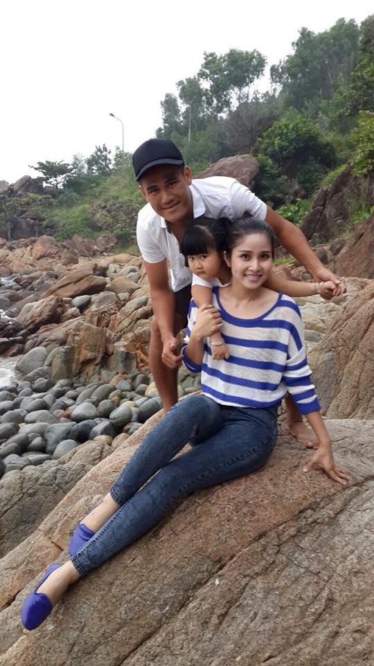 Tiền đạo Thanh Bình khiến nhiều đồng nghiệp phải ghen tị vì cô vợ người mẫu xinh đẹp