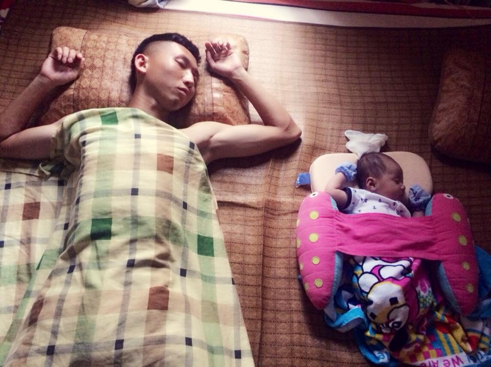 Hình ảnh ngộ nghĩnh của tiền vệ Nghiêm Xuân Tú nằm ngủ bên cạnh cậu con trai được bà xã của anh chụp lại
