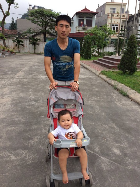 Những lúc rảnh rỗi, tiền vệ Hải Huy lại đẩy xe nôi đưa con đi dạo.