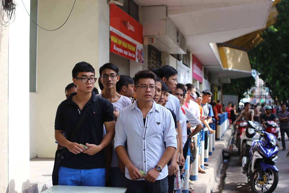 Rất đông cổ động viên đã phải chầu trực, xếp hàng trong khi VFF chỉ bố trí một nhân viên bán vé tại sân Hàng Đẫy chiều 30/8.