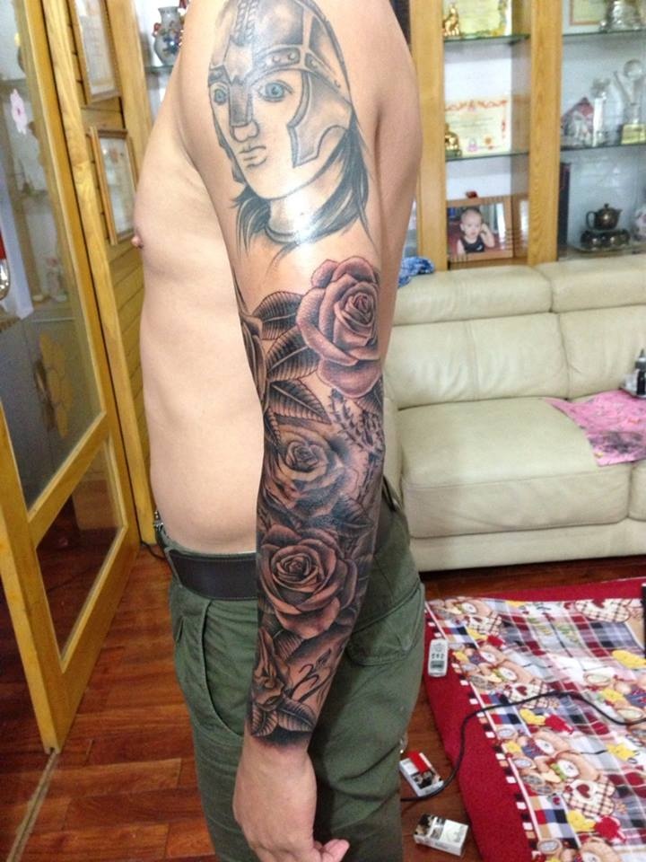 Thủ môn Dương Hồng Sơn là ngôi sao mới nhất quyết định phủ kín cánh tay trái bằng hình xăm hoa hồng, sau rất nhiều hình xăm khắp cơ thể.