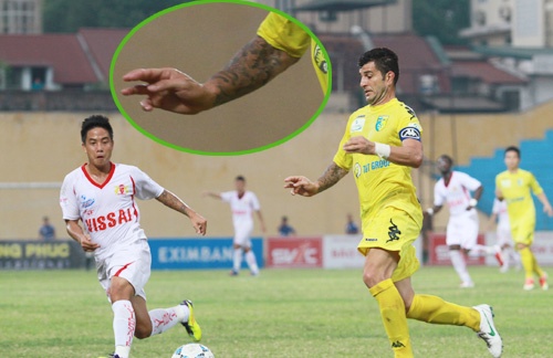 Tương tự là cựu trung vệ Cristiano của Hà Nội T&T.