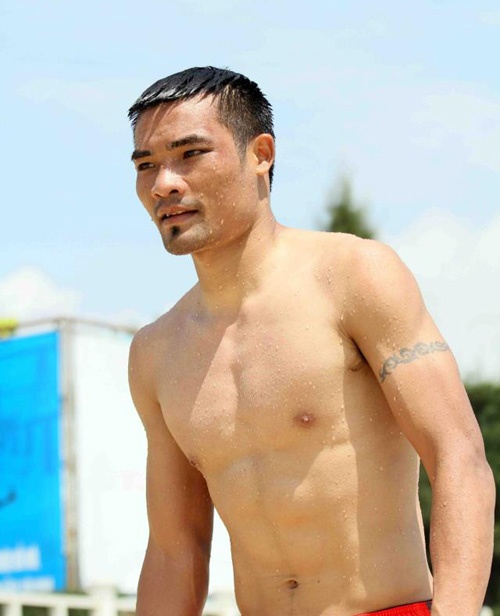 Trung vệ Đình Luật lựa chọn hình xăm hoa văn đơn giản vòng quanh bắp tay.