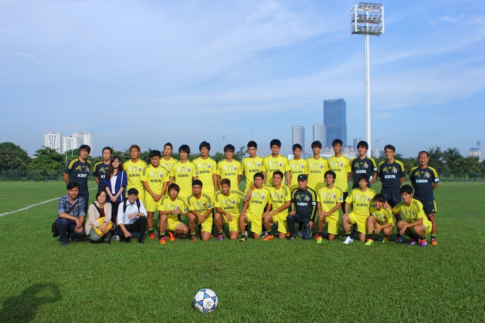 U19 Nhật Bản tỏ ra khá thân thiện. Trước khi bước vào buổi tập, HLV Masakazu vui vẻ cho phóng viên vào sát sân chụp hinh