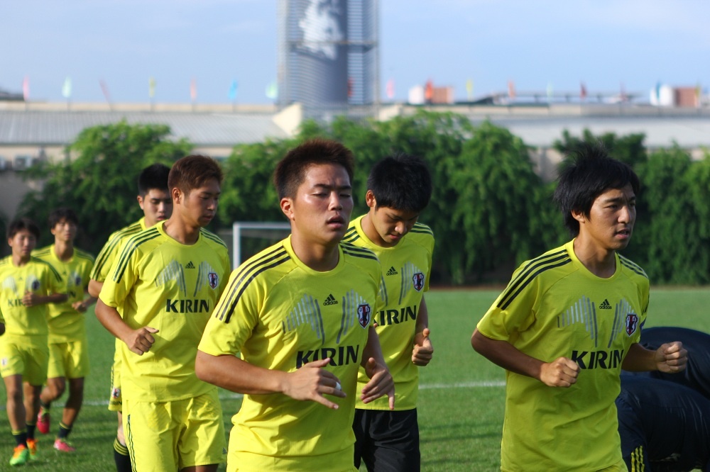 Thời tiết nắng nóng tại Mỹ Đình khiến các cầu thủ U19 Nhật Bản tỏ ra khá mệt mỏi. Họ liên tục phải tiếp nước.