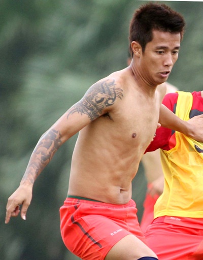 Sỹ Mạnh là cầu thủ đầu tiên tại V.League quyết định phủ kín cánh tay bằng hình xăm họa tiết rất cầu kỳ.
