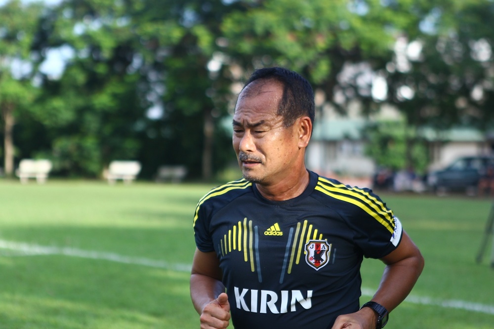 Các trợ lý của HLV Masakazu cũng có phen bở hơi tai. Nhưng tuyệt nhiên không có người nào dừng lại. Họ cũng tập luyện nghiêm túc y hệt các cầu thủ.