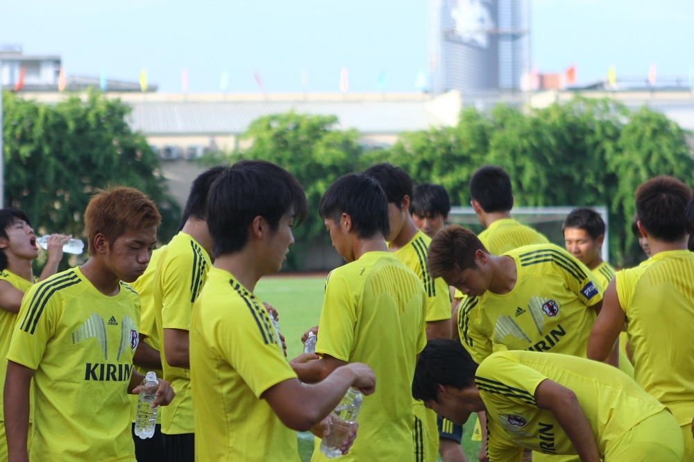 Họ liên tục ra ngoài sân tiếp nước.