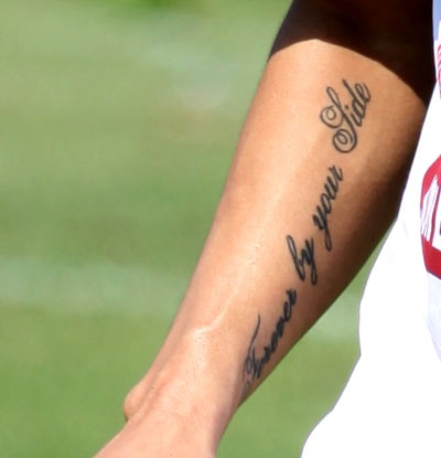 Công Vinh và dòng chữ 