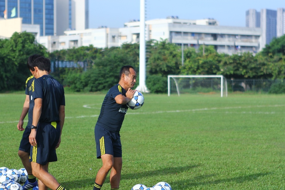 Các trợ lý cẩn thận kiểm tra bóng. Họ tỏ ra không hài lòng vì bóng 