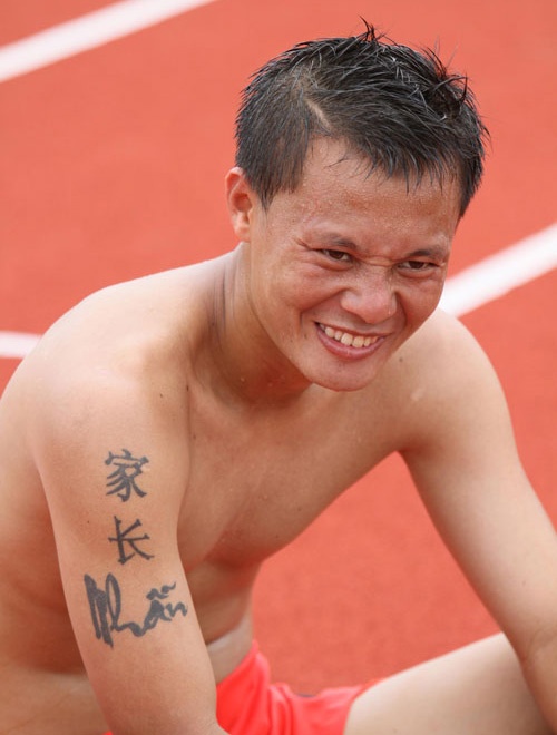 Nhưng vẫn có những cầu thủ yêu thích sự đơn giản, chẳng hạn Thành Lương với hình xăm thư pháp ở bắp tay.