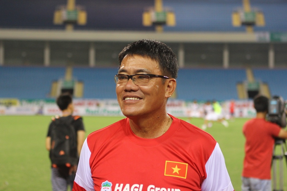 Trưởng đoàn Dương Vũ Lâm trả lời phỏng vấn bên lề buổi tập của U19 Việt Nam trên sân Mỹ Đình tối ngày 4/9.