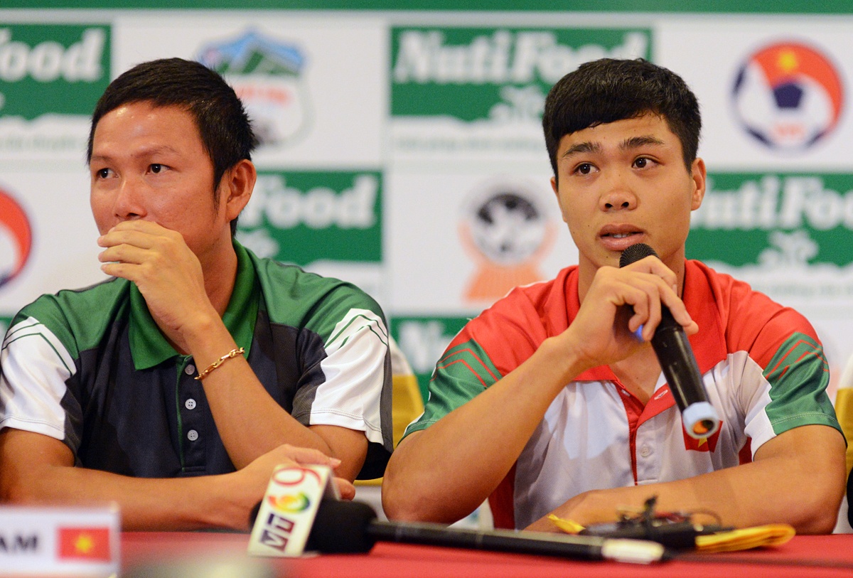 Công Phượng xuất hiện rất tự tin trong buổi họp kỹ thuật trước khi bước vào giải U19 ĐNA. Ảnh: Tống Đức Thuận