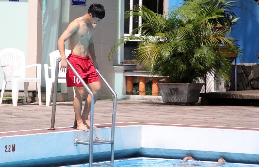 Tiền đạo vừa lập siêu phẩm vào lưới U19 Australia khoe thân hình rắn chắc bên bể bơi khách sạn Thắng Lợi